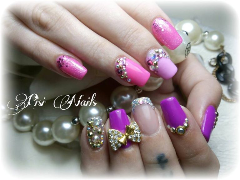 Рожевий френч омбре з фіолетовими стразами та 3D ефектом