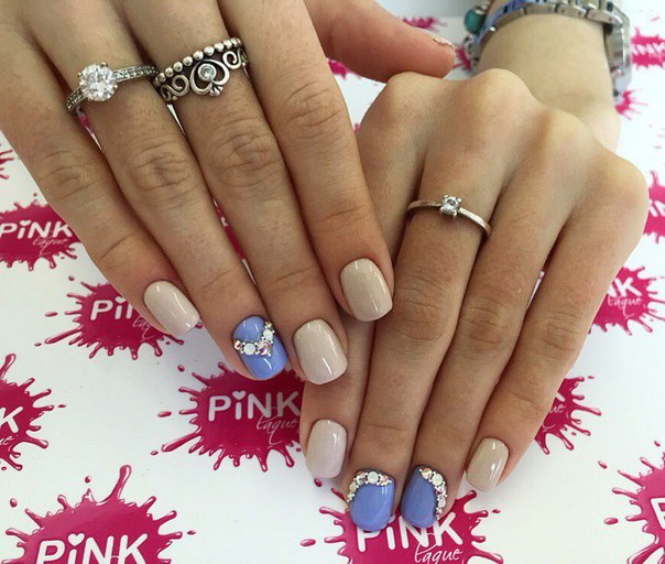 Бежевий манікюр з синіми 3D елементами та блискучими стразами