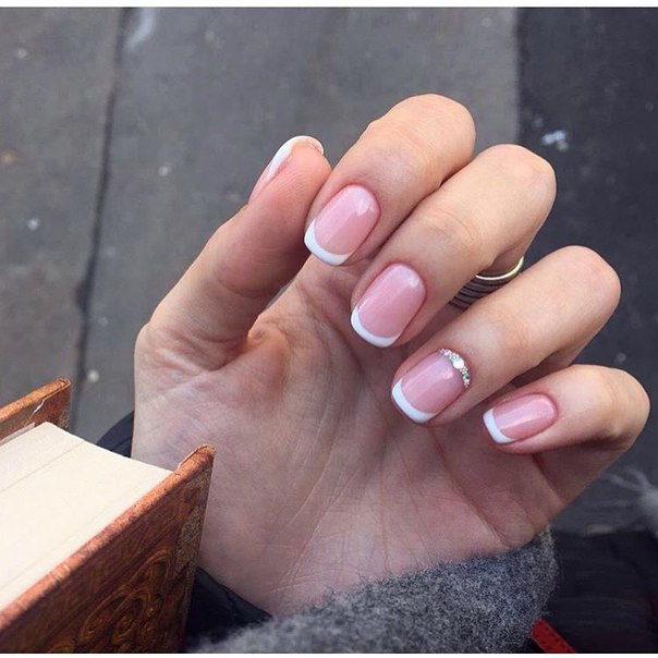 Рожевий френч манікюр з мінімалістичними стразами