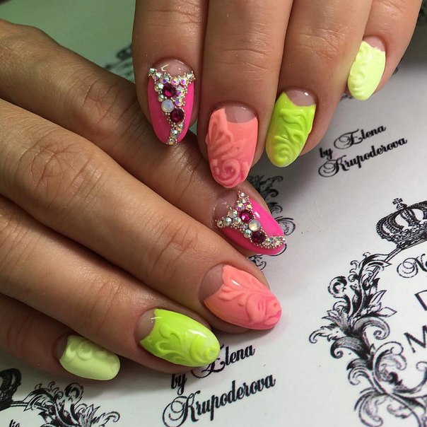 Рожевий квітковий 3D манікюр зі стразами на довгих мигдалеподібних нігтях