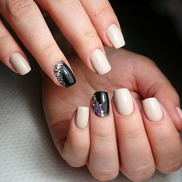 Бежевий манікюр з квітковим ручним розписом та сріблястими стразами