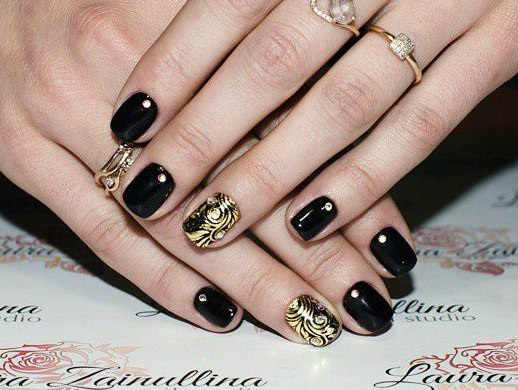 Ефектний чорно-золотий манікюр: максималізм, блиск та абстракція