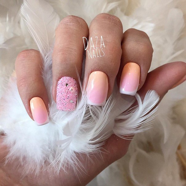 Літній манікюр омбре з рожевим, помаранчевим і блискітками