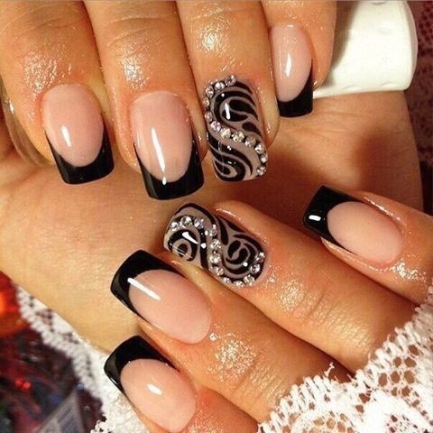 Розкішний чорно-бежевий френч: 3D квіти, абстракція та блиск на овальних нігтях