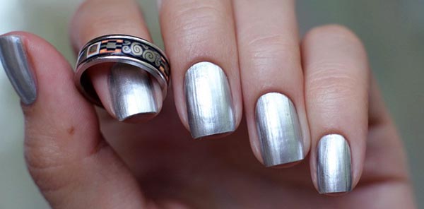 Манікюр "Срібний Хром": Овальні Нігті з Дзеркальним Блиском