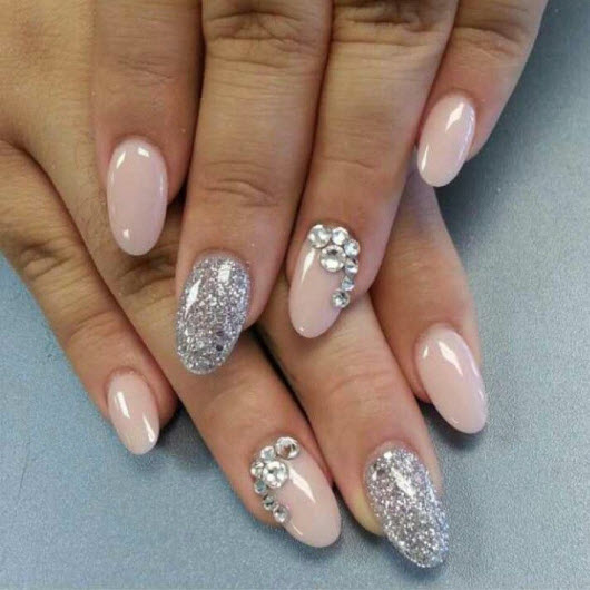 Бежевий манікюр з блискучими стразами та срібними акцентами