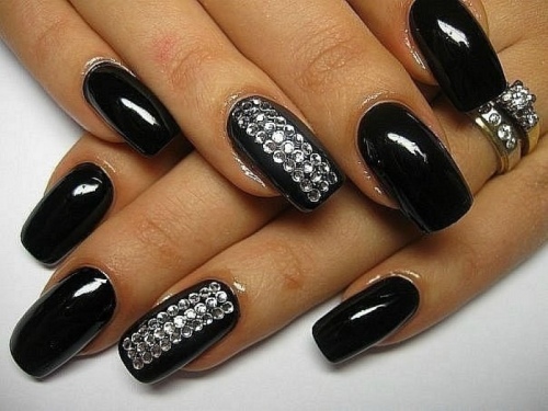 Чорний манікюр з сріблястими стразами на довгих квадратних нігтях