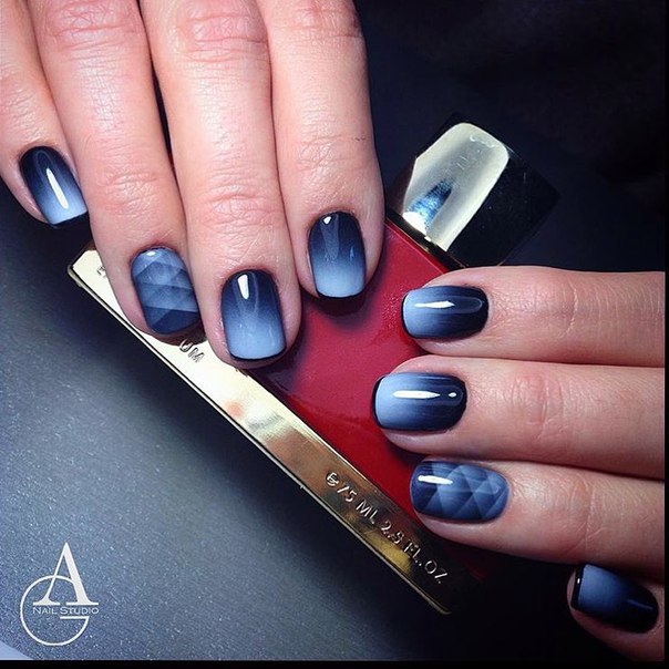 Синій омбре манікюр з білим та геометричним розписом