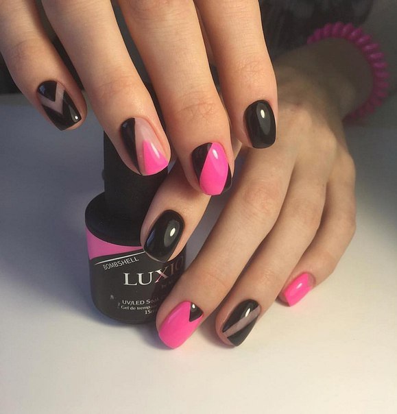 Чорний манікюр з геометричним візерунком та рожевим штрихом