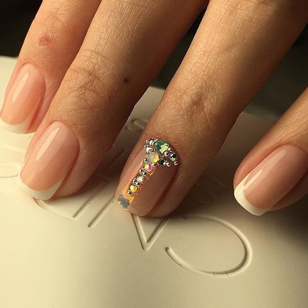 Бежевий френч на овальні нігті з яскравими 3D-елементами