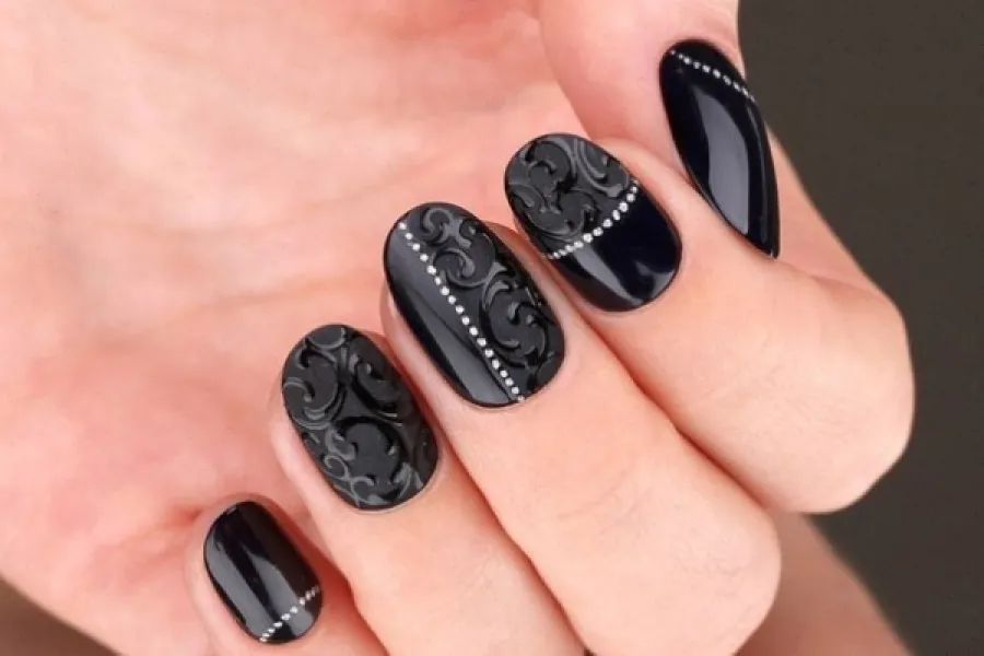 Чорний овальний манікюр з сріблястим 3D-блиском: справжній максималізм