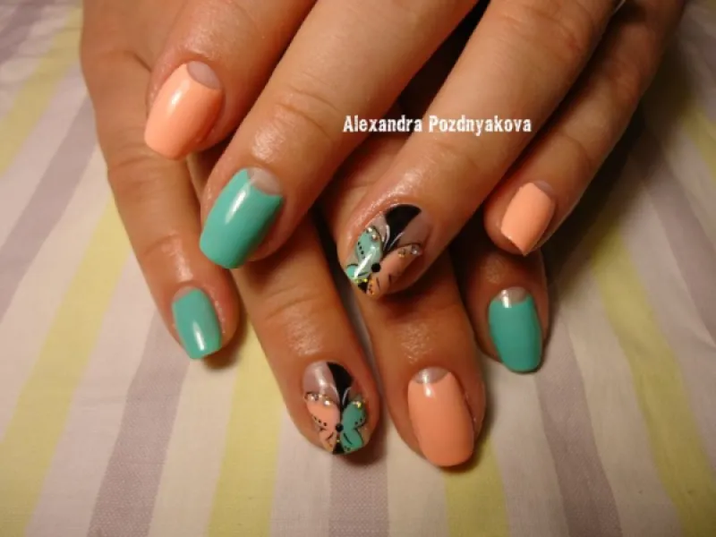 Помаранчево-зелений квітковий манікюр на овальних нігтях з негативним простором