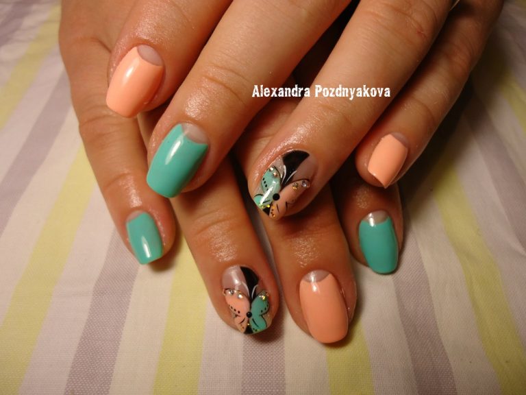 Яскравий помаранчево-зелений манікюр: квіти, негативний простір та стрази