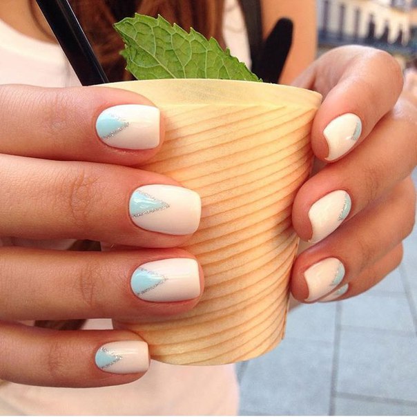 Мінімалістичний бежево-синій манікюр на коротких нігтях