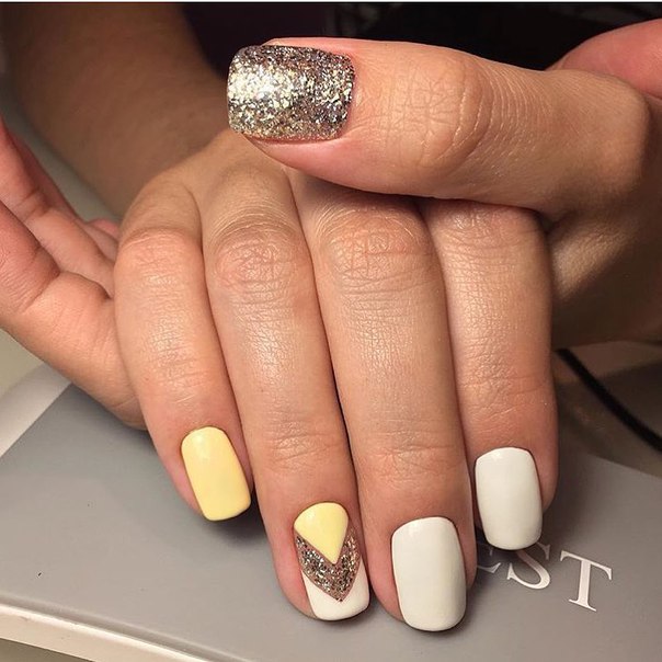 Короткий жовтий манікюр з геометричним сріблом: літній блиск на квадраті