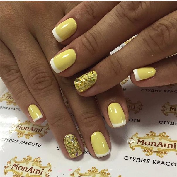 Жовтий френч манікюр з золотими блискітками на овальних нігтях
