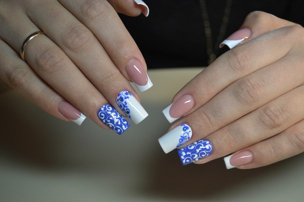 Абстрактний бежево-синій френч на довгих квадратних нігтях з ручним розписом