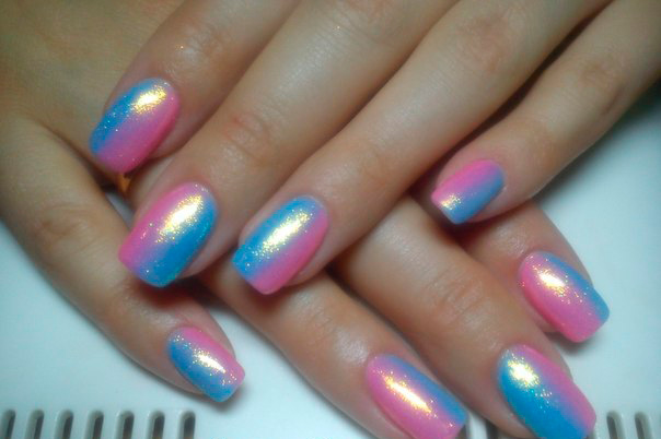 Омбре манікюр: перехід від рожевого до синього з блискітками