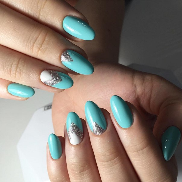 Блискучий синьо-сріблястий манікюр: геометрична досконалість на мигдалі