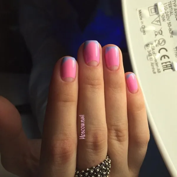 Овальний манікюр: рожево-фіолетове омбре з негативним простором