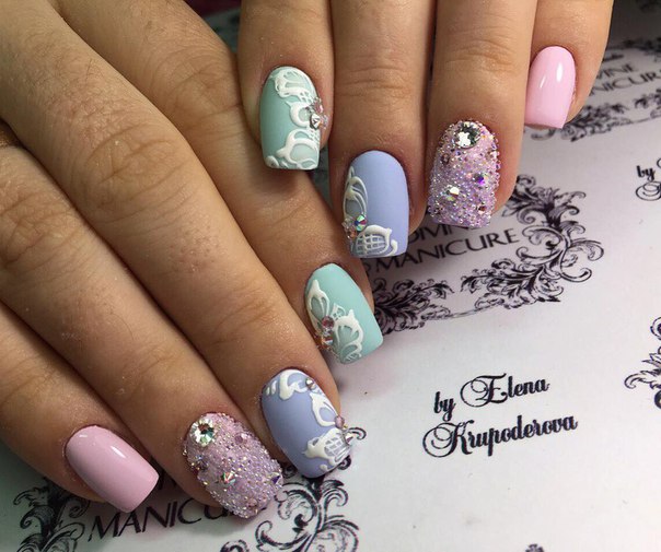 Рожевий квітковий манікюр з 3D ефектом та блискітками на овальних нігтях
