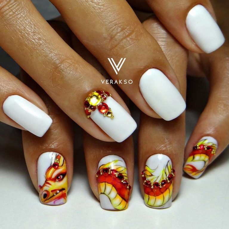 Білий манікюр максималізм з червоними та золотими елементами