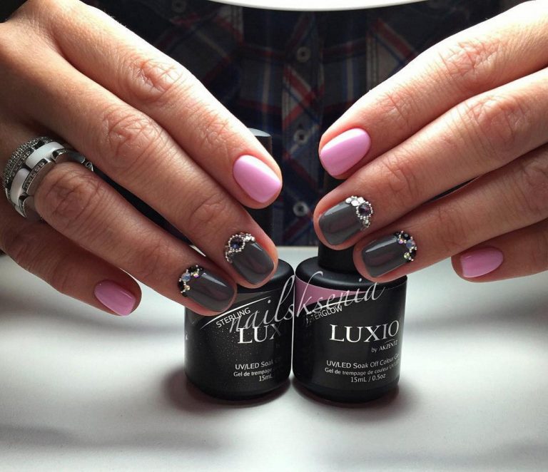 Рожевий блискучий манікюр зі стразами на овальних нігтях