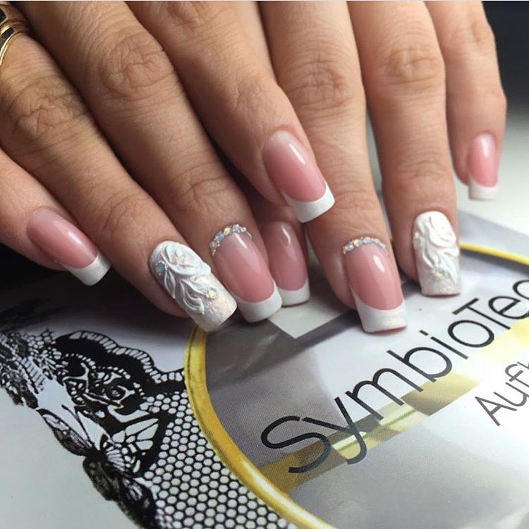 Рожевий французький манікюр з 3D квітами та сріблястими стразами