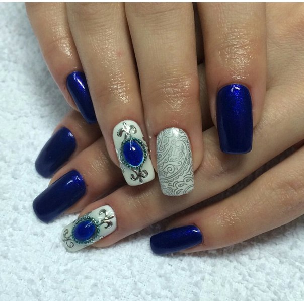 Абстрактний синій манікюр з 3D елементами та стразами