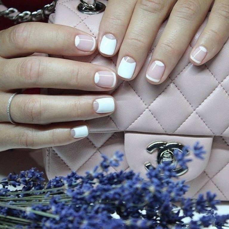 Бежевий френч на коротких круглих нігтях з негативним простором