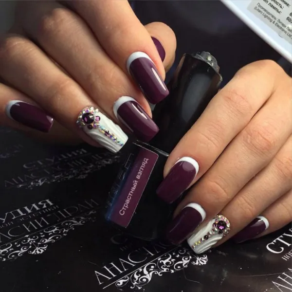 Розкішний Бордовий Французький Манікюр з 3D Блиском на Квадратних Нігтях