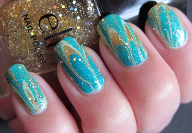 Синій мармуровий манікюр: блискучий дизайн з золотом на коротких круглих нігтях