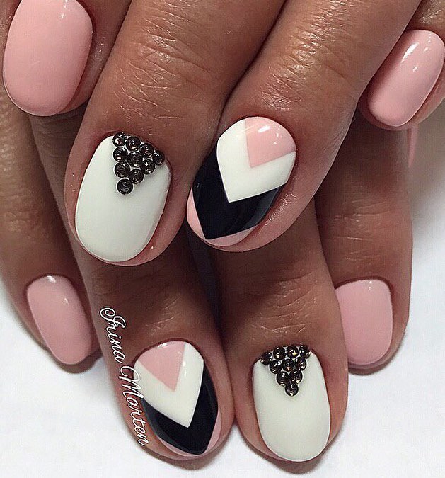 Рожевий манікюр з білою геометричною 3D інкрустацією стразами