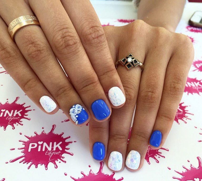 Короткий круглий манікюр: сині квіти та сяючі стрази