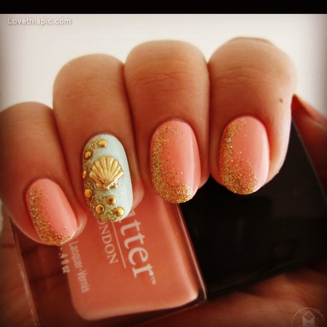 Помаранчевий манікюр з блискучим золотом та 3D стразами