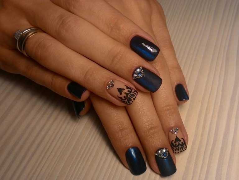 Матовий синій манікюр з 3D абстракцією та сріблястими стразами