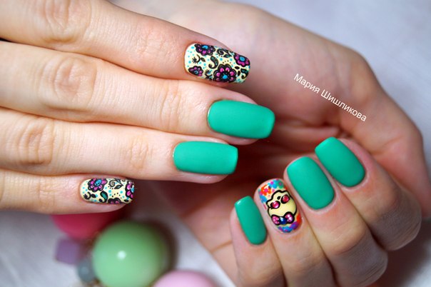 Матовий квітковий манікюр в стилі максималізм з ручним розписом