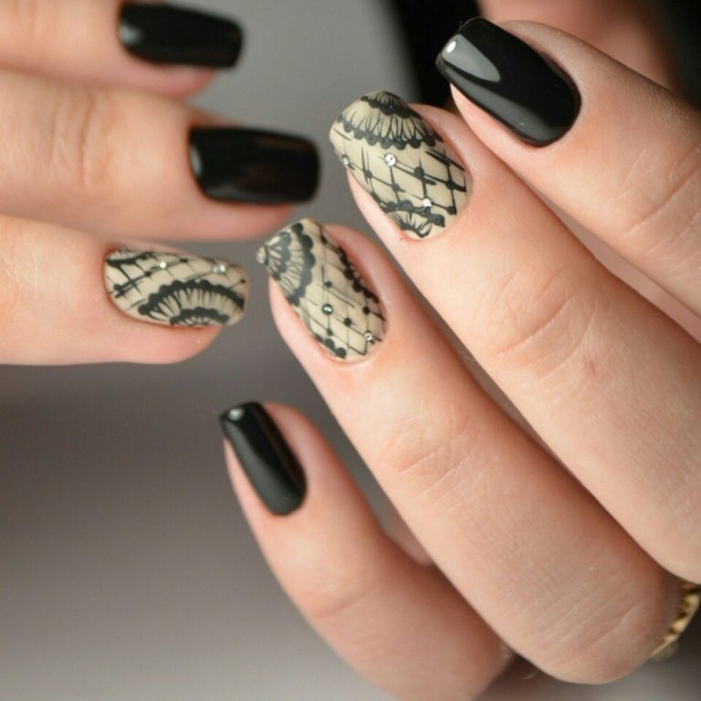 Геометричний манікюр у чорно-бежевих тонах зі срібними акцентами