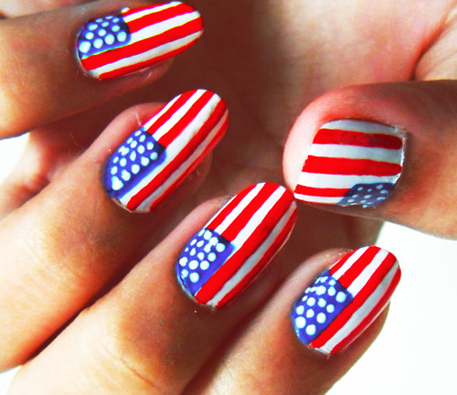 Червоно-синій вибух: максималістичний дизайн на овальних нігтях з ручним розписом