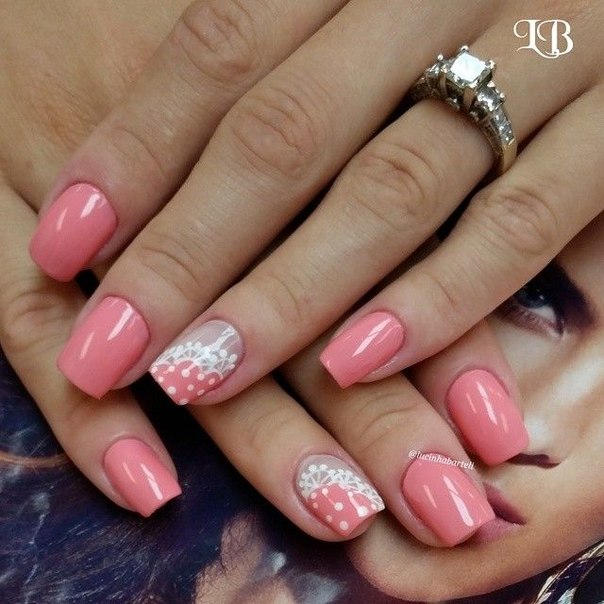 Рожевий манікюр з білою геометрією та негативним простором