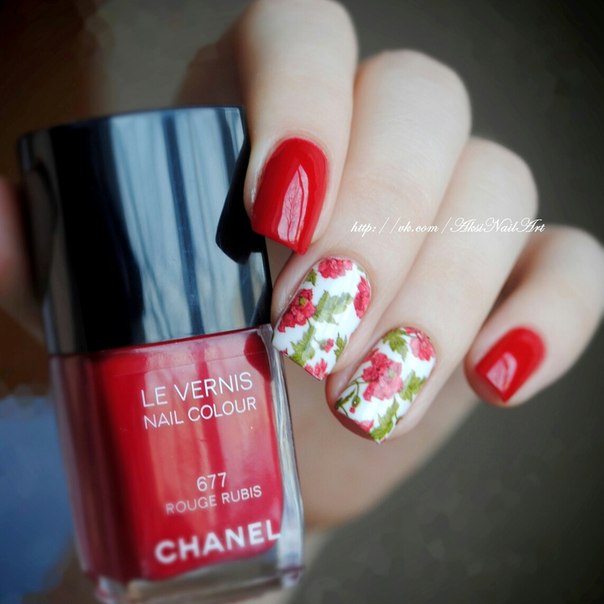 Червоний манікюр з весняними квітковими наклейками на овальних нігтях