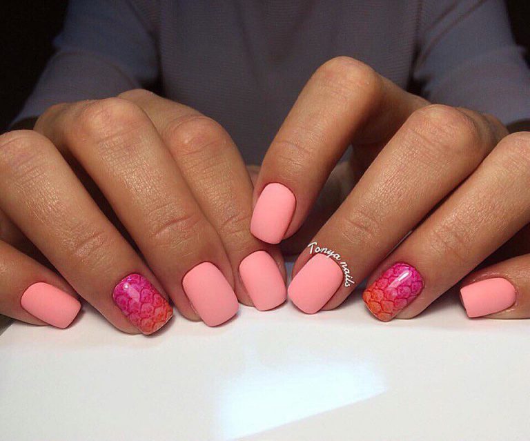 Літній манікюр: Рожево-помаранчеве 3D омбре з геометричним розписом на матових нігтях
