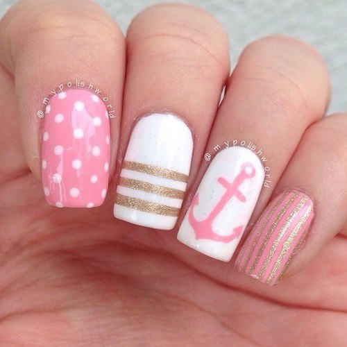Рожевий манікюр з геометричним золотим розписом та блискітками