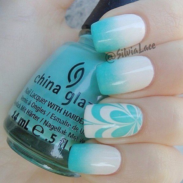 Зелений омбре манікюр з білими мармуровими розводами на круглих нігтях