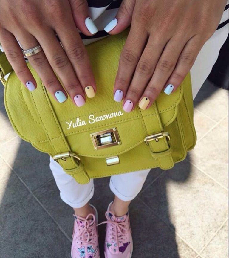 Геометричний дизайн на коротких круглих нігтях: рожевий з чорними лініями