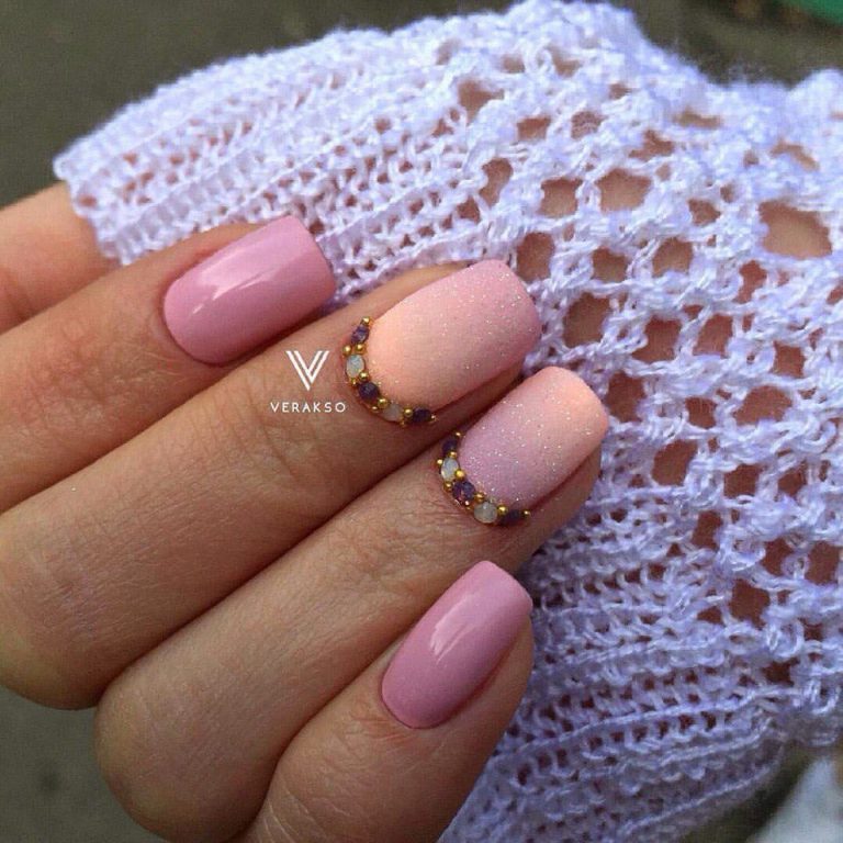 Матовий рожевий манікюр із золотими стразами та блискітками