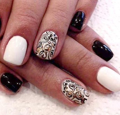 Абстрактний манікюр білого кольору з чорним розписом та золотом