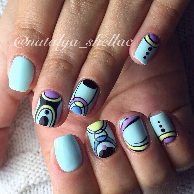 Абстрактний геометричний дизайн: синьо-фіолетові короткі нігті