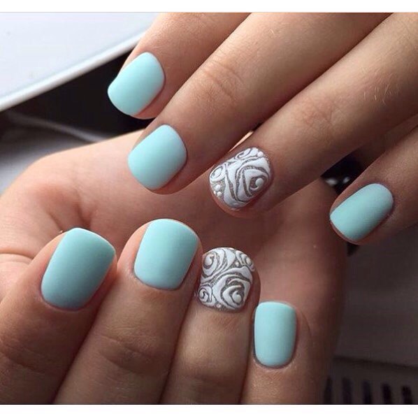 Матовий синій манікюр з ручним квітковим розписом