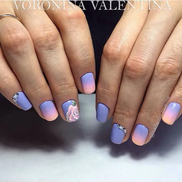 Чарівне фіолетово-помаранчеве омбре з 3D квітами на круглих нігтях